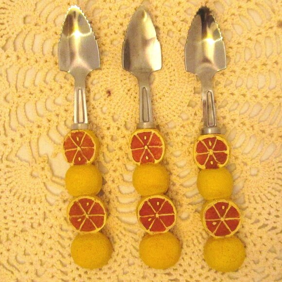 Vintage orange & yellow Boston Warehouse stainless steel grapefruit spoons - Picture 4 of 5
